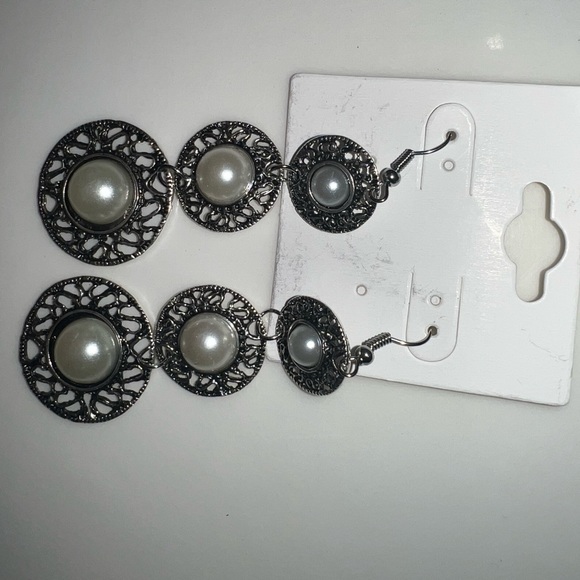 $3 Pearl Dangle Earrings. New. $3 if Bundled - Picture 4 of 13